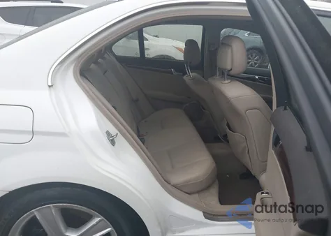 2010 Mercedes-Benz C 300 Luxury 4Matic/Sport 4Matic z USA, uszkodzony, nr VIN WDDGF8BB3AR102499